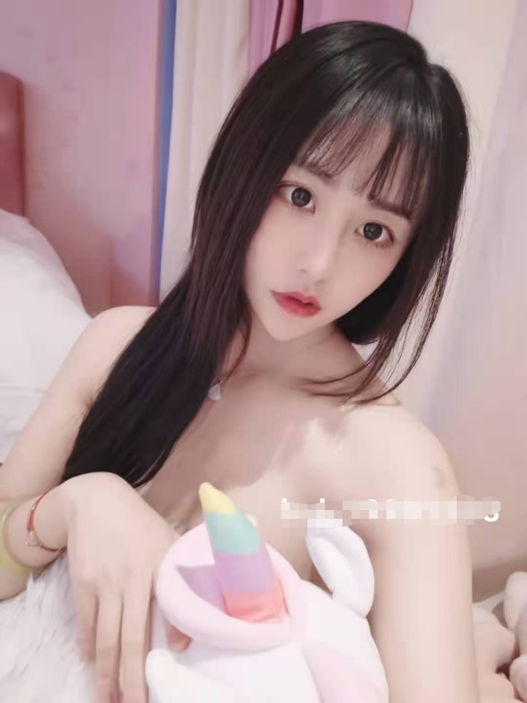 年轻的妹妹，长相和身材堪称完美